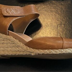 VIONIC Women's Tan Wedge Sandals sz9